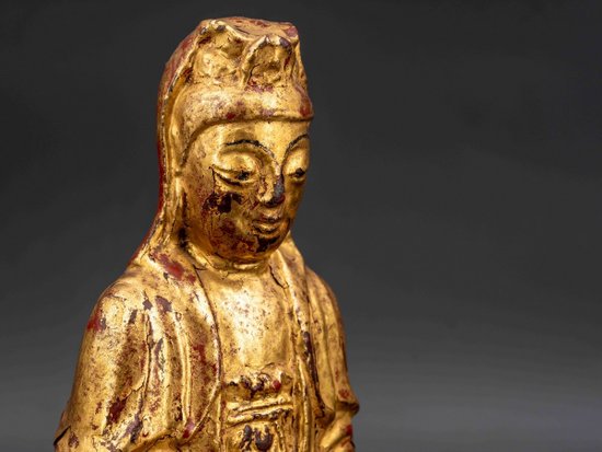 Guanyin in bronzo laccato in oro, XVIII secolo