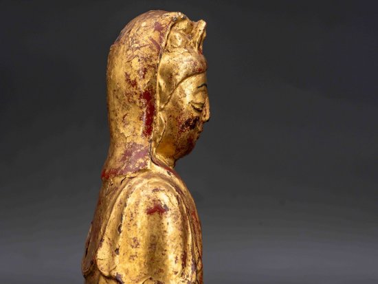Guanyin in bronzo laccato in oro, XVIII secolo