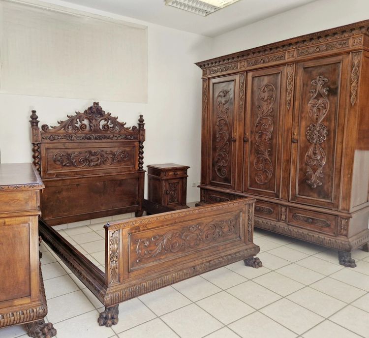Ancien ensemble de chambre à coucher italien Reniassance en noyer