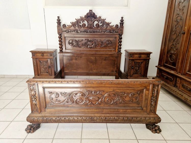 Ancien ensemble de chambre à coucher italien Reniassance en noyer