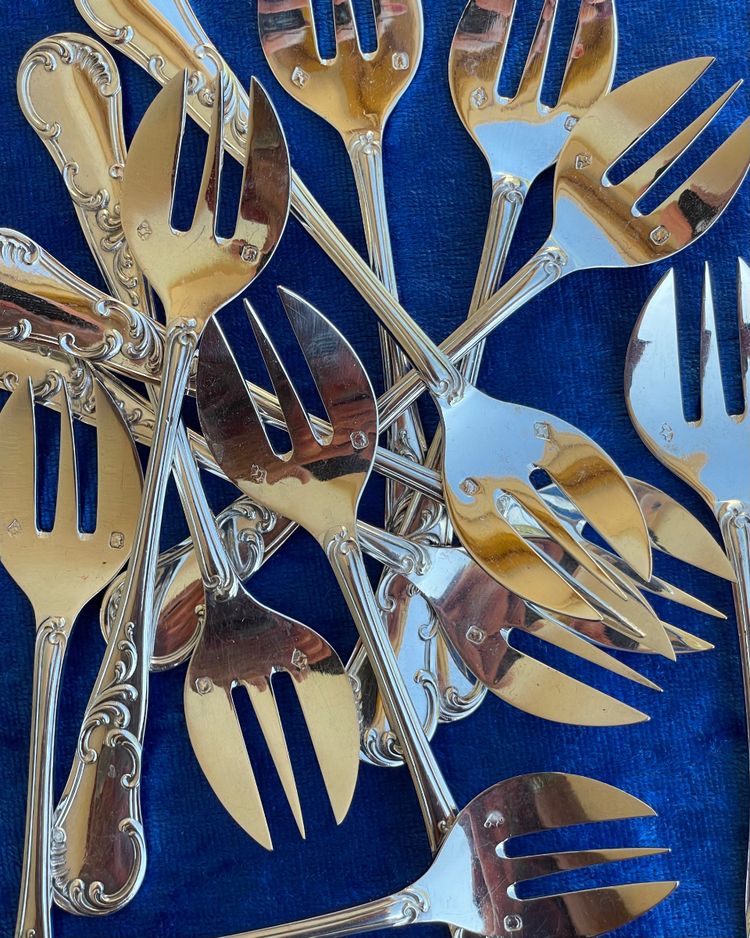 12 oyster forks.
