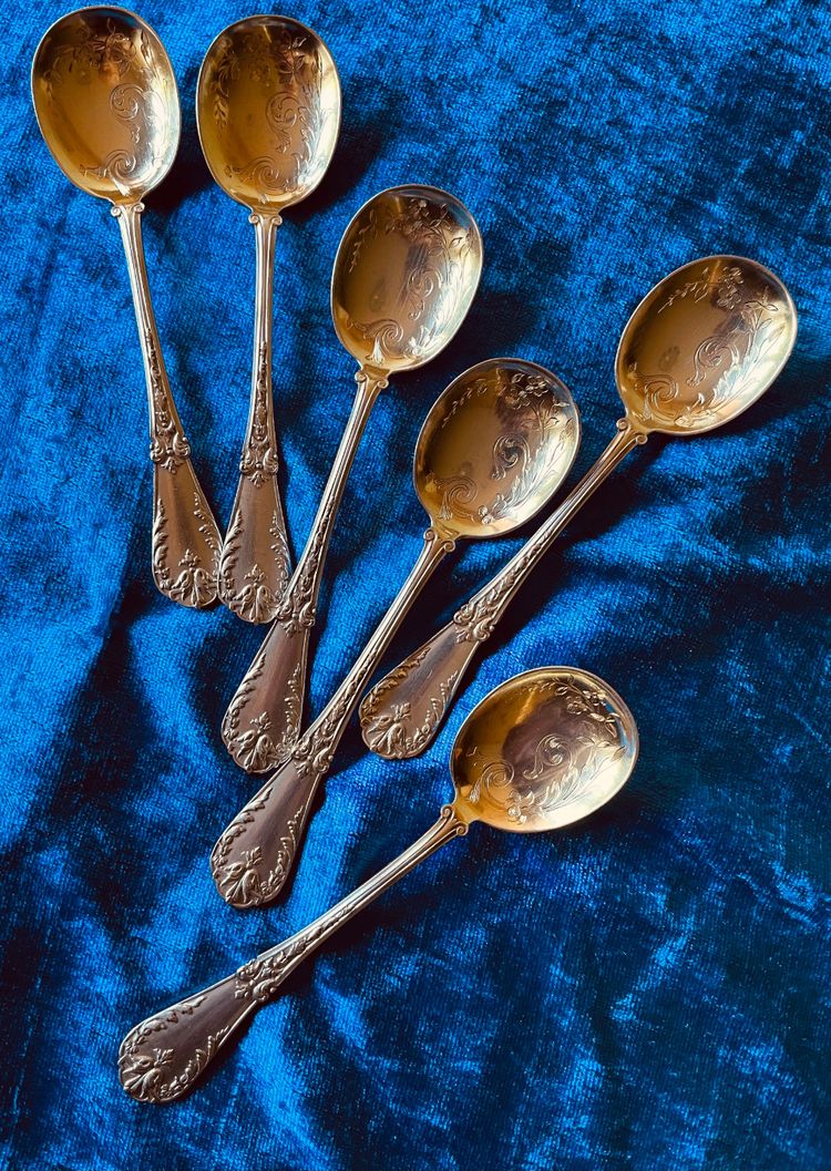 6 cuillères à glace.