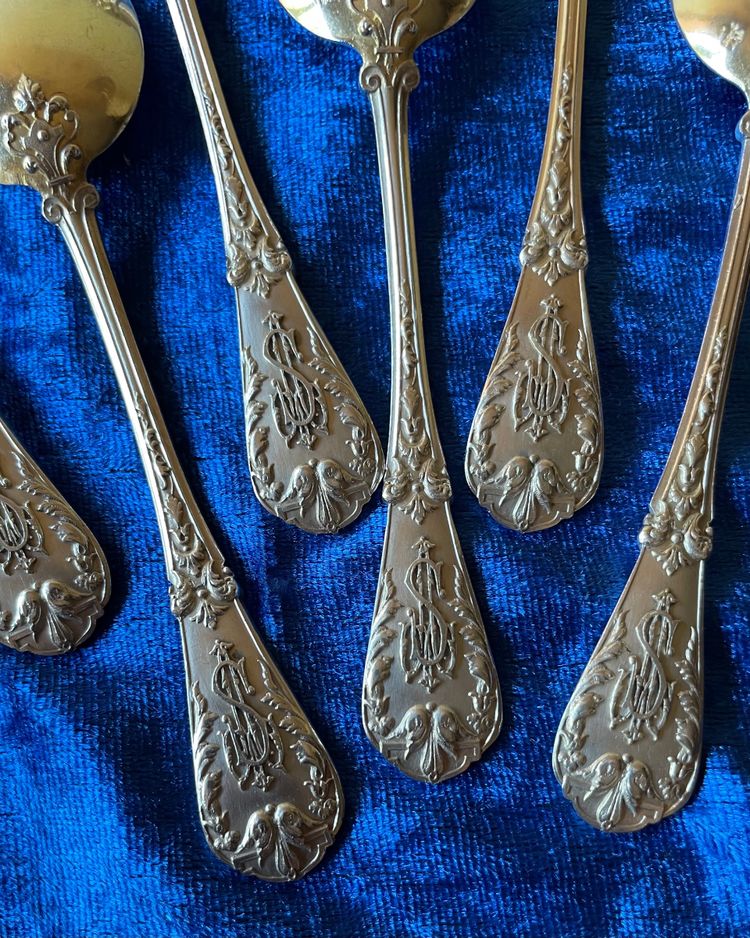 6 cuillères à glace.