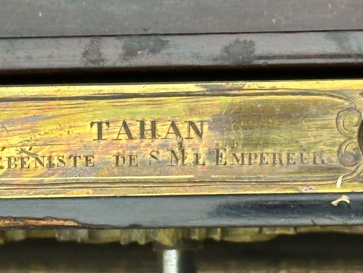 Travailleuse signée Tahan