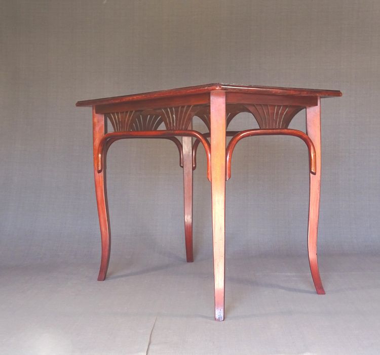 Table d'appoint THONET N°222 à palmettes, vers 1910 480,00 EUR