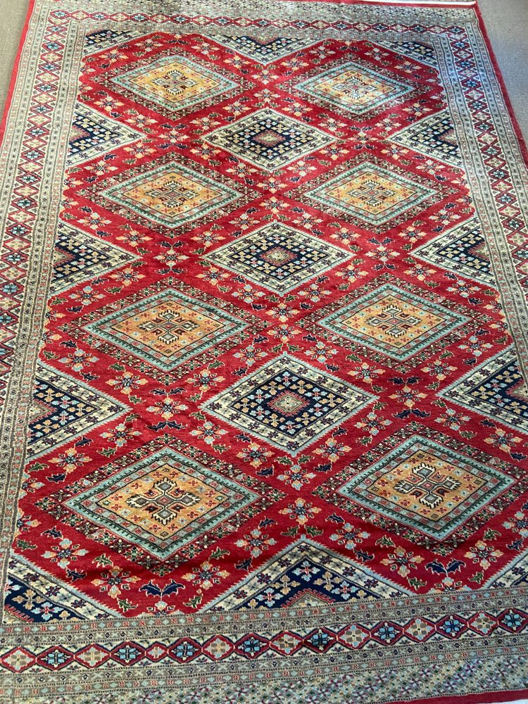Grande tappeto pakistano firmato in lana lavorato a mano con disegno geometrico su fondo rosso