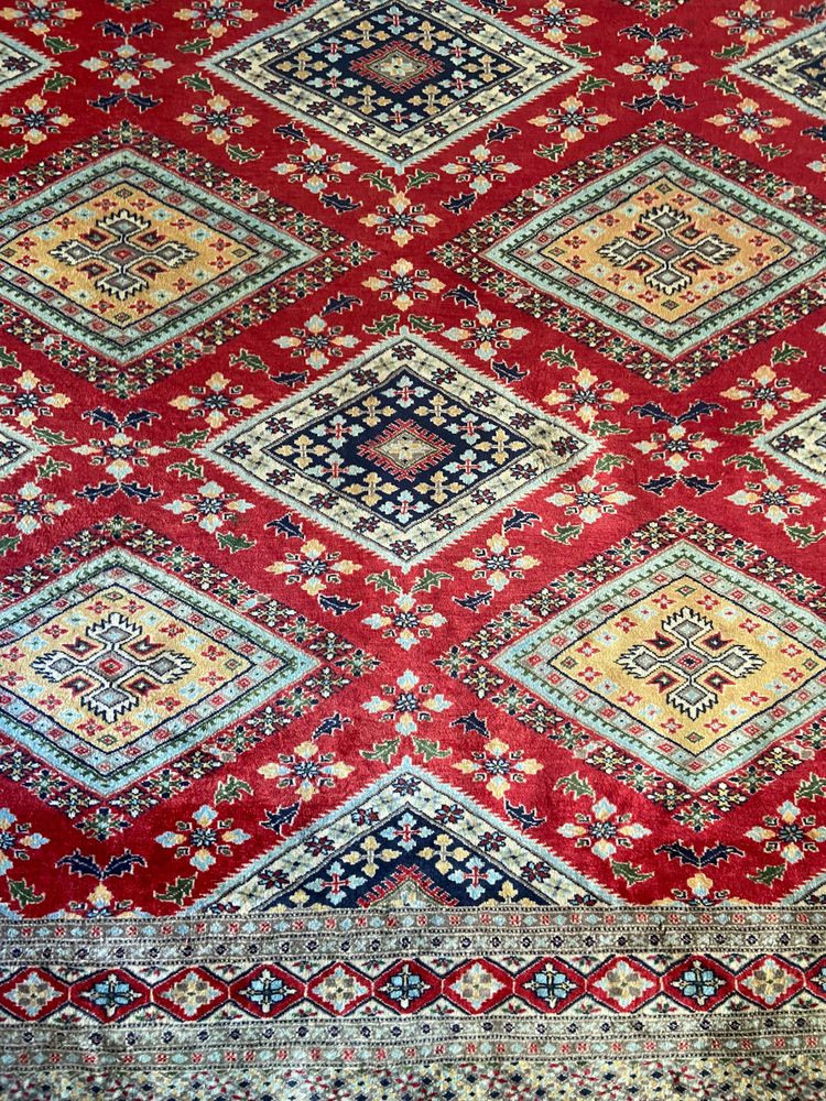 Grande tappeto pakistano firmato in lana lavorato a mano con disegno geometrico su fondo rosso