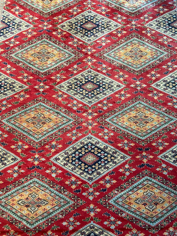 Grande tappeto pakistano firmato in lana lavorato a mano con disegno geometrico su fondo rosso