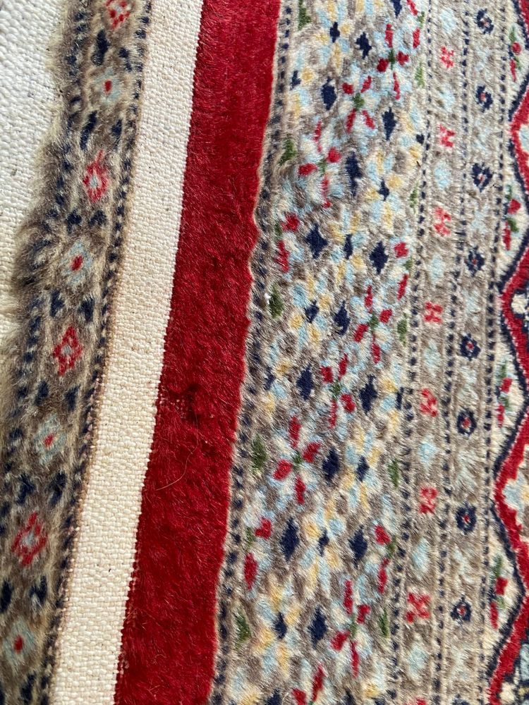 Grande tappeto pakistano firmato in lana lavorato a mano con disegno geometrico su fondo rosso