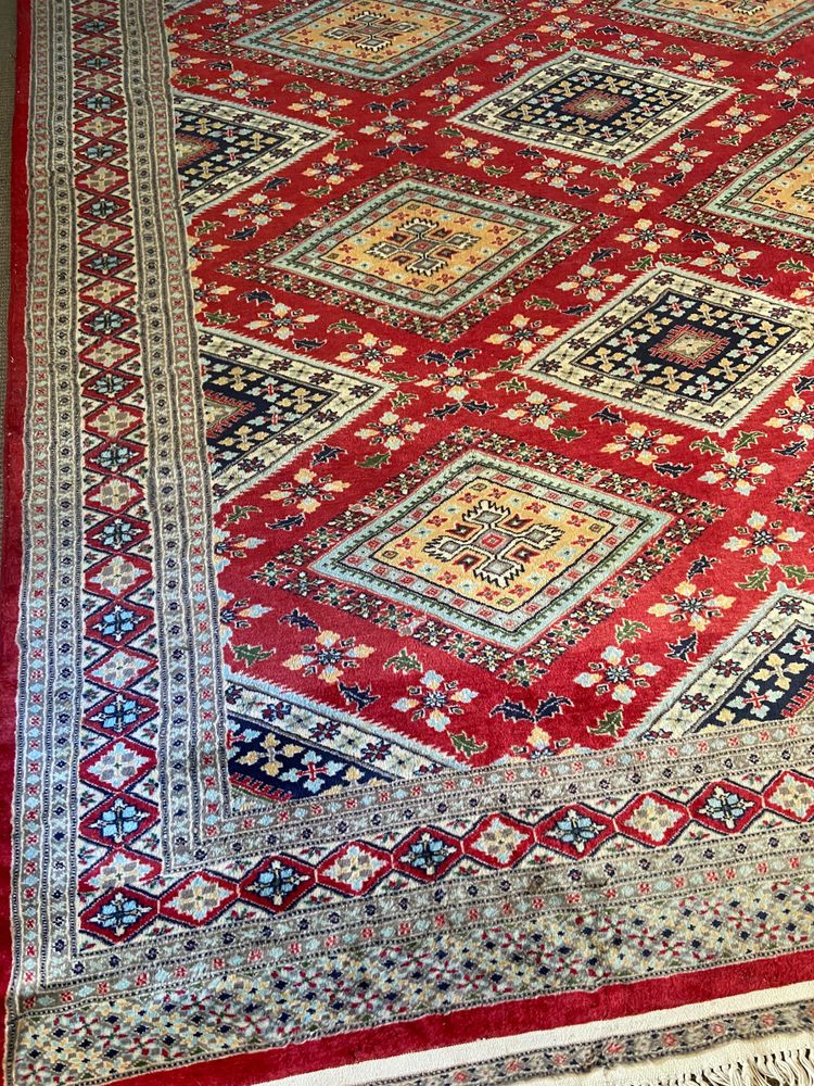 Grande tappeto pakistano firmato in lana lavorato a mano con disegno geometrico su fondo rosso