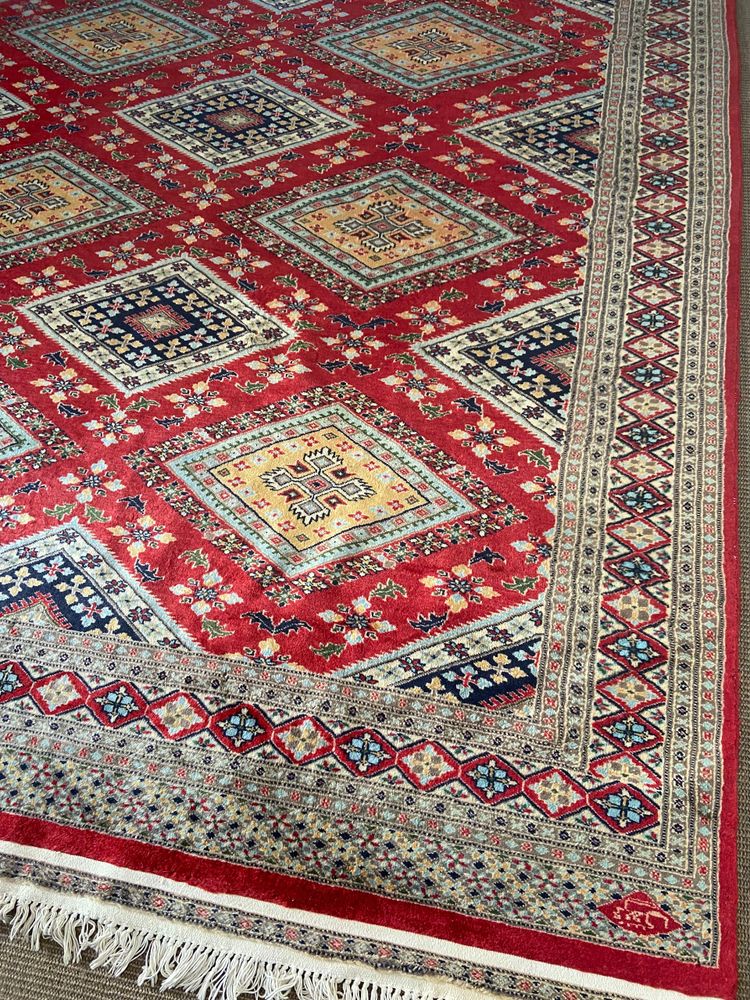 Grande tappeto pakistano firmato in lana lavorato a mano con disegno geometrico su fondo rosso