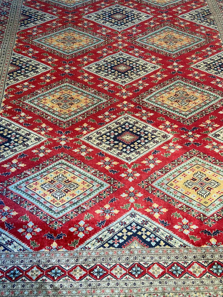 Grande tappeto pakistano firmato in lana lavorato a mano con disegno geometrico su fondo rosso