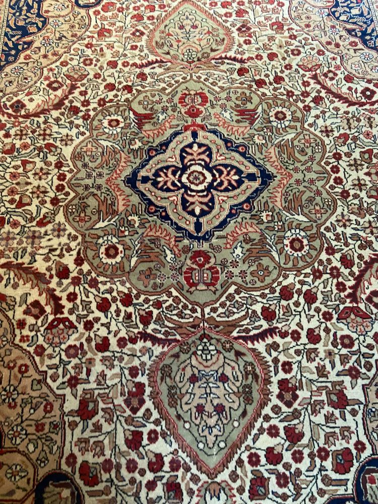 Large hand-knotted wool Persian Isfahan rug large central medallion richly decorated with flowers