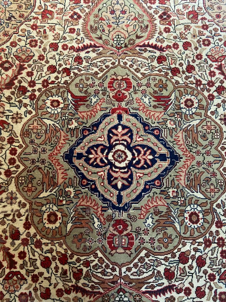 Large hand-knotted wool Persian Isfahan rug large central medallion richly decorated with flowers