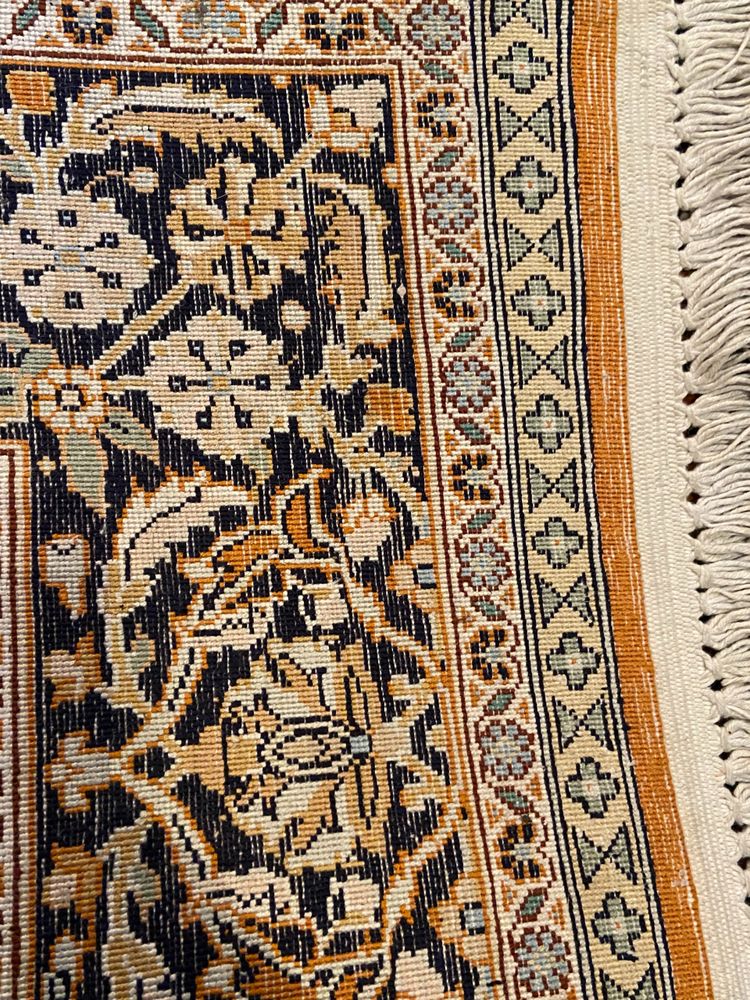 Tappeto Qom persiano in seta pregiata con lussureggiante disegno floreale su fondo arancione e medaglione