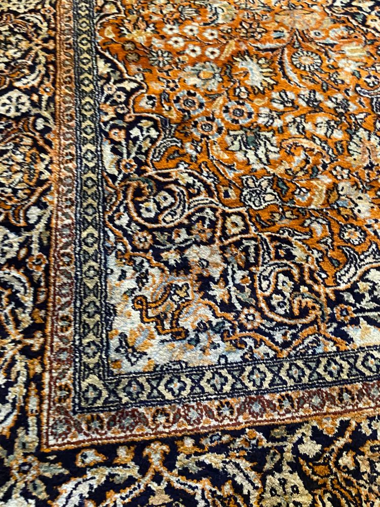 Tappeto Qom persiano in seta pregiata con lussureggiante disegno floreale su fondo arancione e medaglione