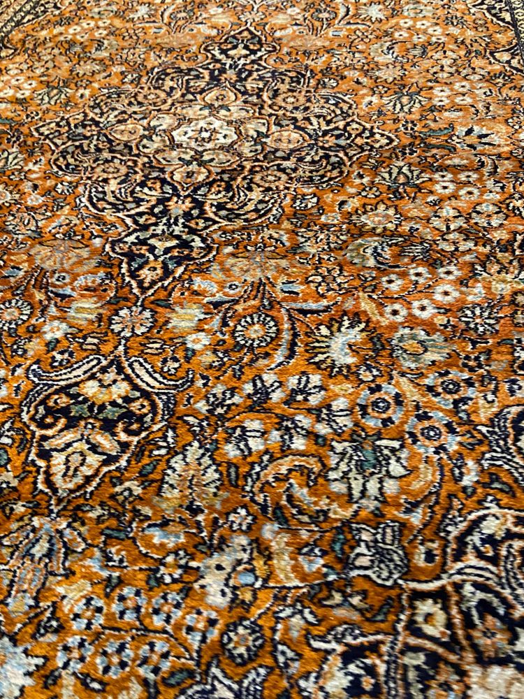 Tappeto Qom persiano in seta pregiata con lussureggiante disegno floreale su fondo arancione e medaglione