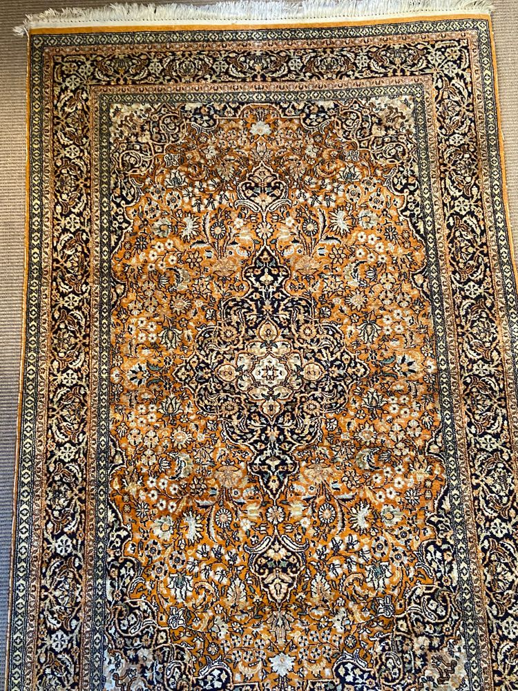 Tappeto Qom persiano in seta pregiata con lussureggiante disegno floreale su fondo arancione e medaglione