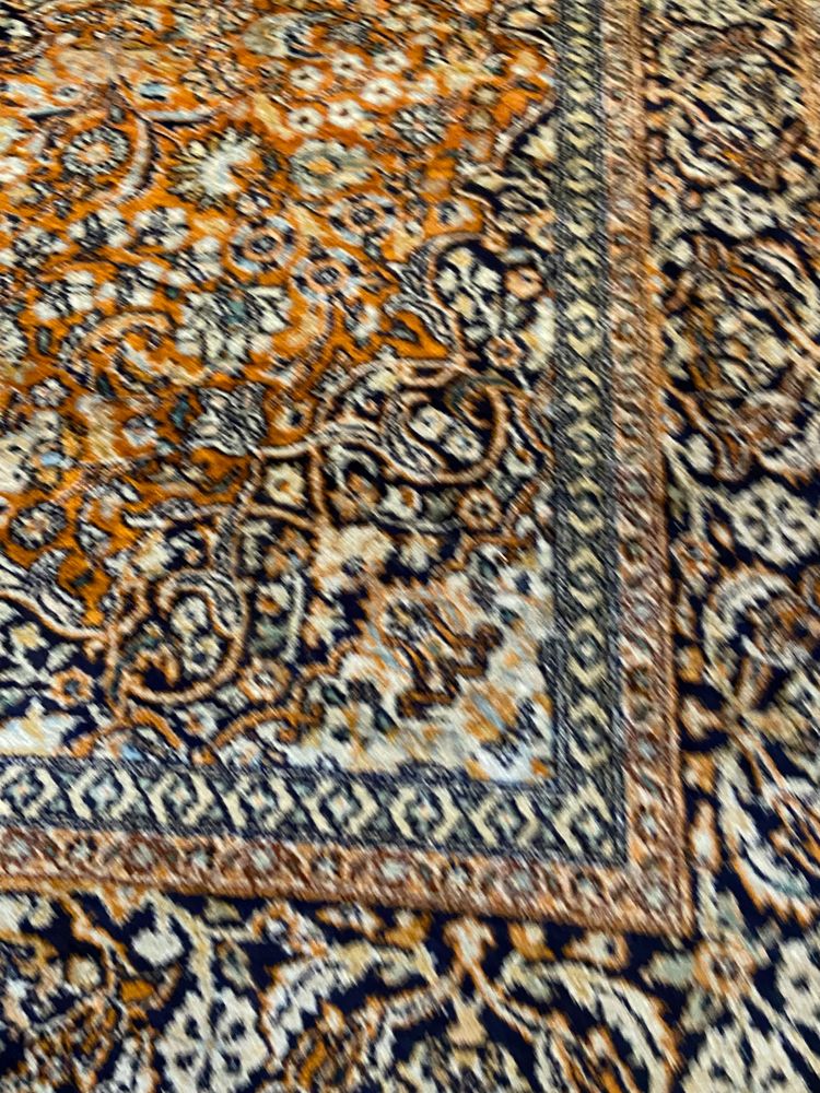 Tappeto Qom persiano in seta pregiata con lussureggiante disegno floreale su fondo arancione e medaglione
