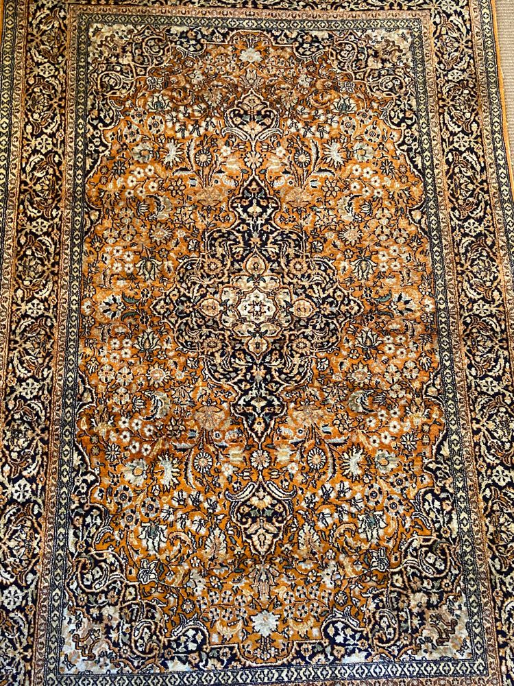 Tappeto Qom persiano in seta pregiata con lussureggiante disegno floreale su fondo arancione e medaglione