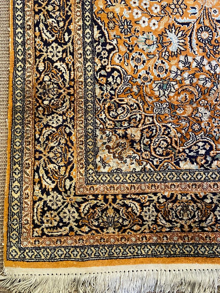Tappeto Qom persiano in seta pregiata con lussureggiante disegno floreale su fondo arancione e medaglione