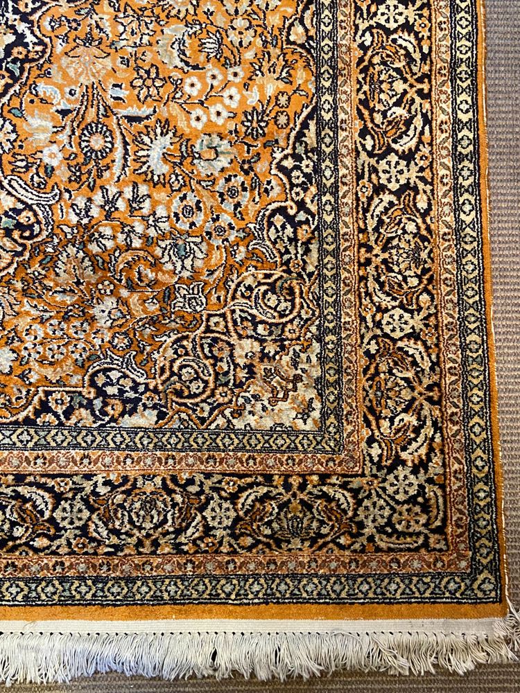 Tappeto Qom persiano in seta pregiata con lussureggiante disegno floreale su fondo arancione e medaglione