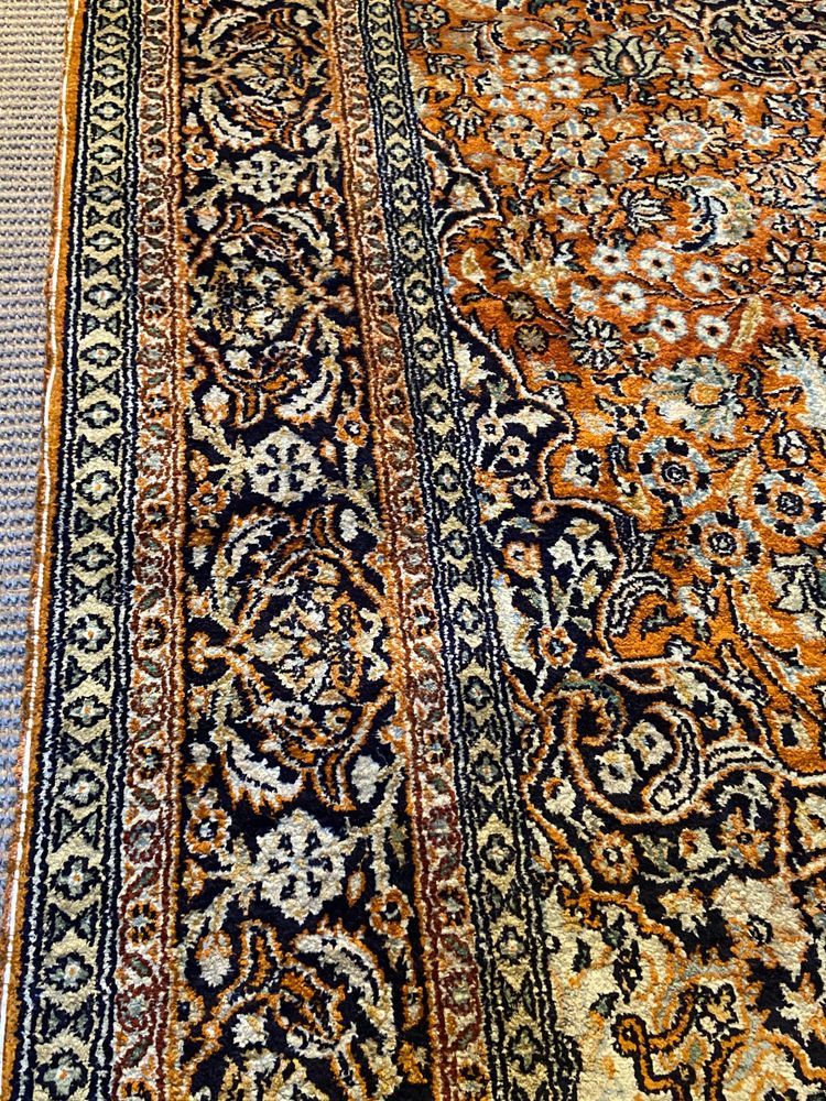 Tappeto Qom persiano in seta pregiata con lussureggiante disegno floreale su fondo arancione e medaglione