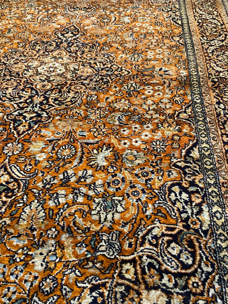 Tappeto Qom persiano in seta pregiata con lussureggiante disegno floreale su fondo arancione e medaglione