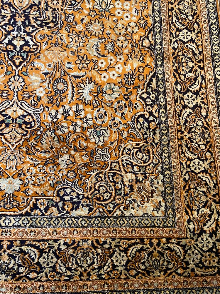 Tappeto Qom persiano in seta pregiata con lussureggiante disegno floreale su fondo arancione e medaglione