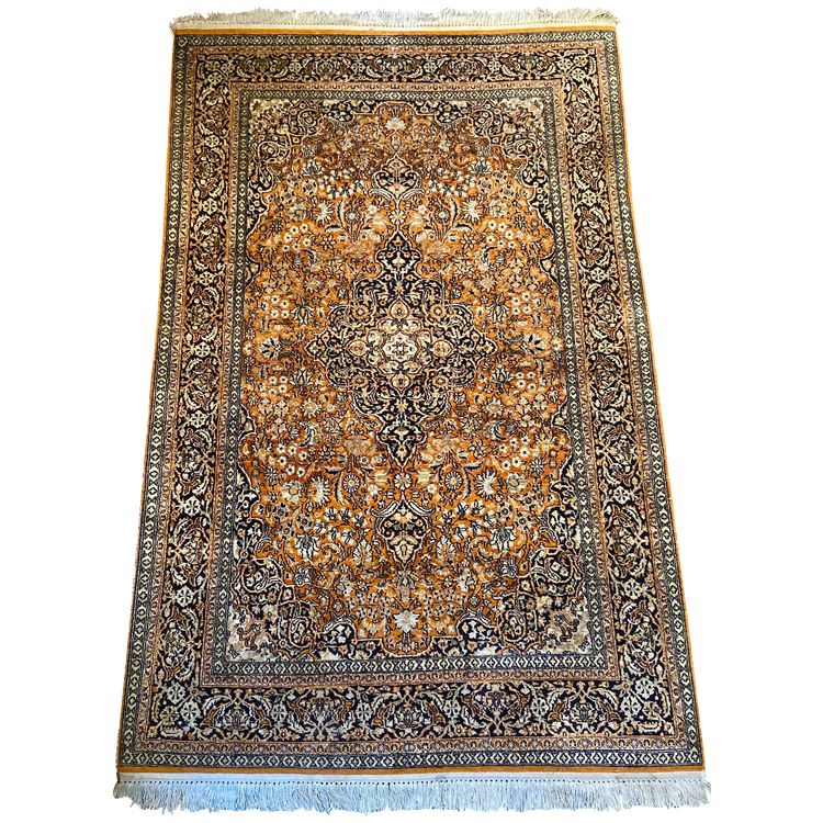 Tappeto Qom persiano in seta pregiata con lussureggiante disegno floreale su fondo arancione e medaglione