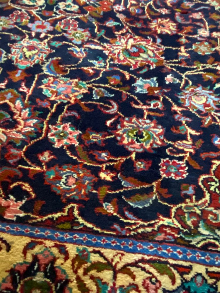 Tappeto persiano antico molto grande Kashan Isfahan annodato a mano in lana con lussureggianti arabeschi floreali