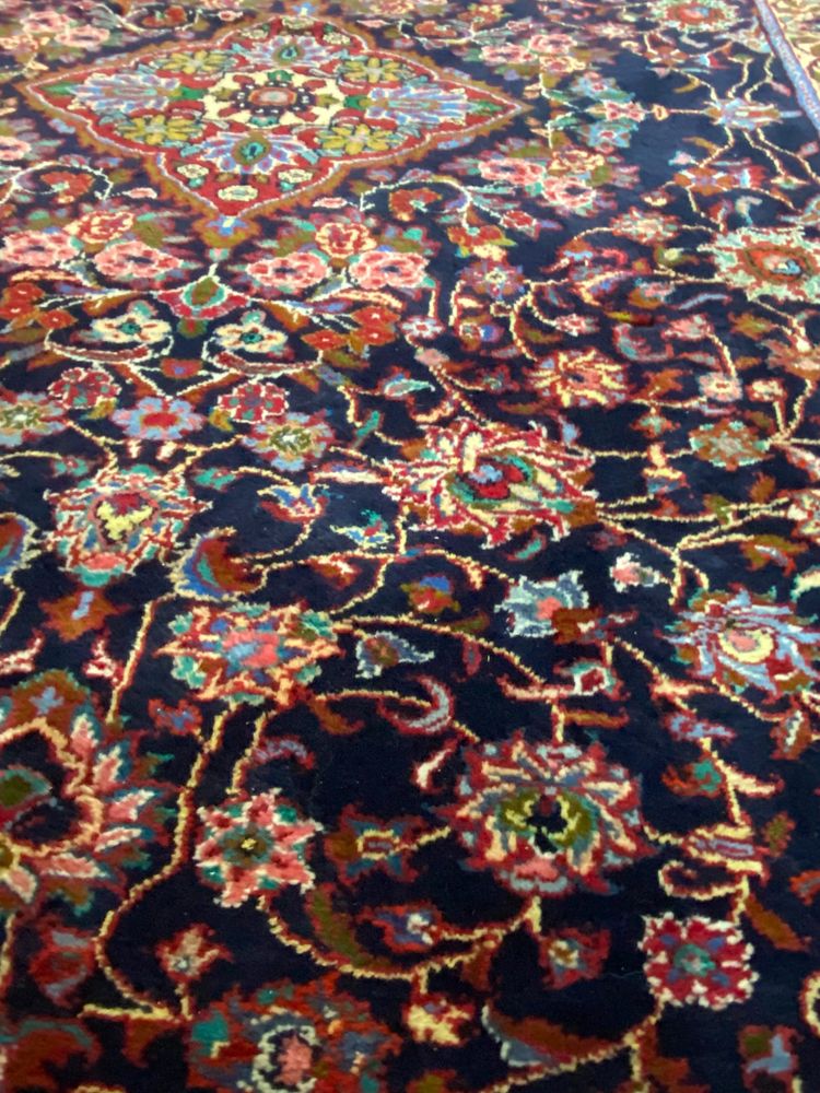 Tappeto persiano antico molto grande Kashan Isfahan annodato a mano in lana con lussureggianti arabeschi floreali