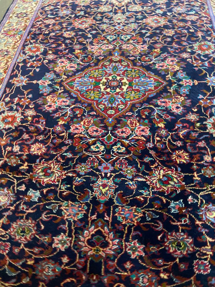 Tappeto persiano antico molto grande Kashan Isfahan annodato a mano in lana con lussureggianti arabeschi floreali