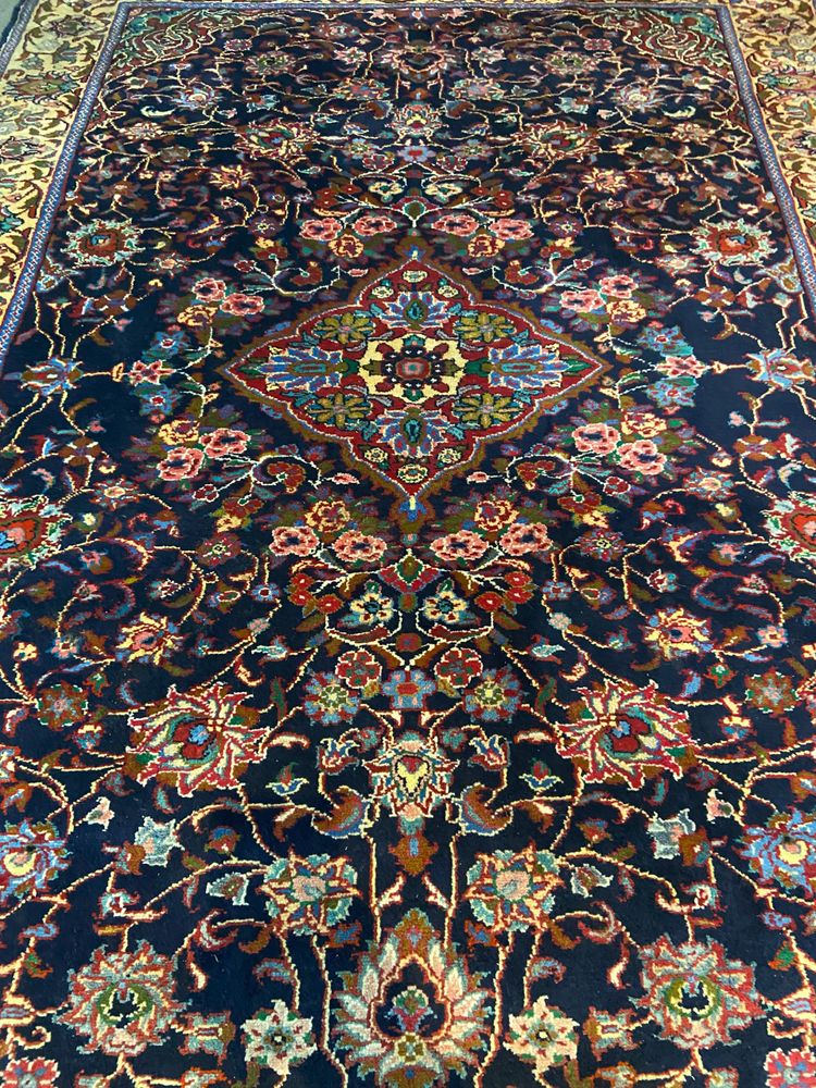 Tappeto persiano antico molto grande Kashan Isfahan annodato a mano in lana con lussureggianti arabeschi floreali