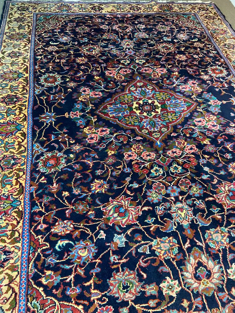 Tappeto persiano antico molto grande Kashan Isfahan annodato a mano in lana con lussureggianti arabeschi floreali