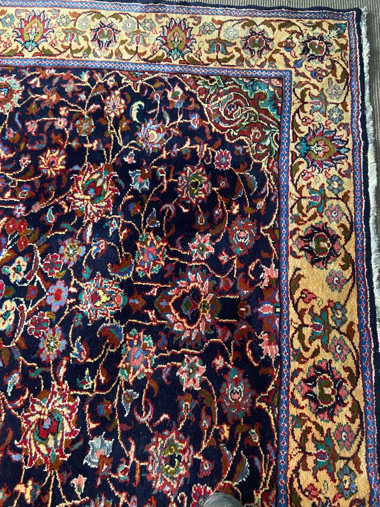 Tappeto persiano antico molto grande Kashan Isfahan annodato a mano in lana con lussureggianti arabeschi floreali