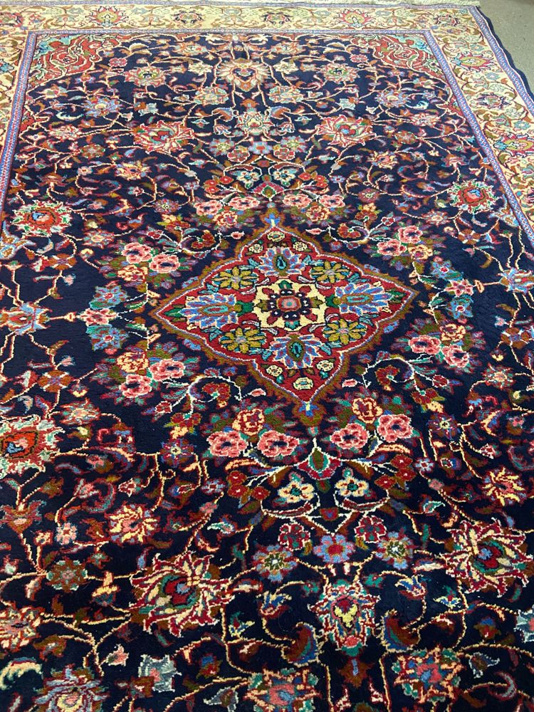 Tappeto persiano antico molto grande Kashan Isfahan annodato a mano in lana con lussureggianti arabeschi floreali