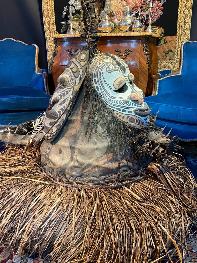 Maschera a elmo conico rituale del fuoco di Baining Sepik Papua, molto impressionante