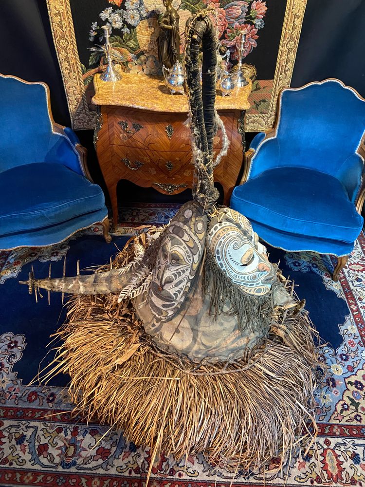 Maschera a elmo conico rituale del fuoco di Baining Sepik Papua, molto impressionante