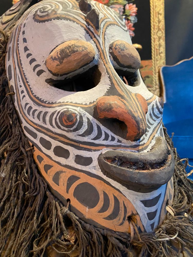 Maschera a elmo conico rituale del fuoco di Baining Sepik Papua, molto impressionante
