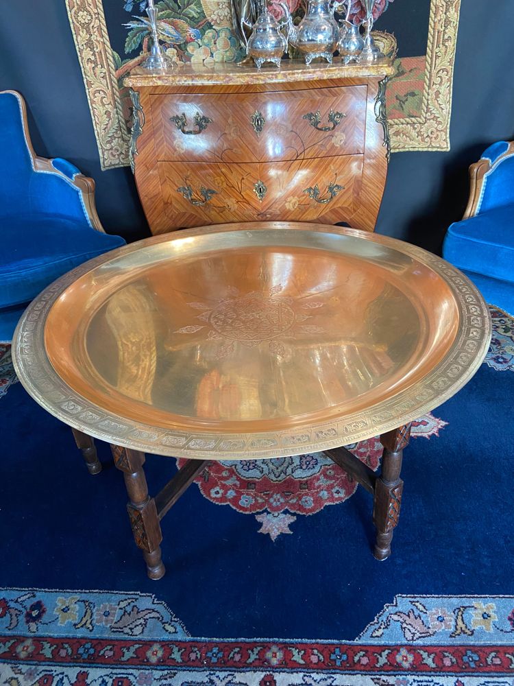 Couchtisch sehr große Platte spanisch-maurische Bronze Ziselierungsdekor 100 cm