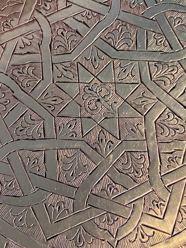 Couchtisch sehr große Platte spanisch-maurische Bronze Ziselierungsdekor 100 cm