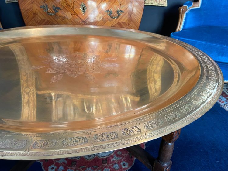 Couchtisch sehr große Platte spanisch-maurische Bronze Ziselierungsdekor 100 cm