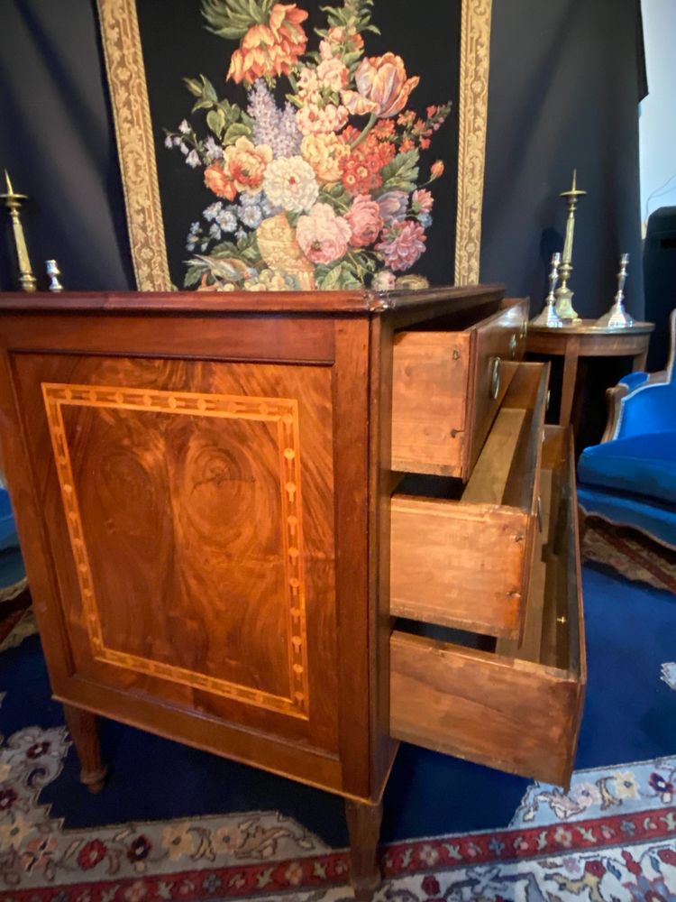 Grande cassettone Luigi XVI a 3 cassetti con decorazione a intarsio di scene antiche della fine del XVIII secolo.