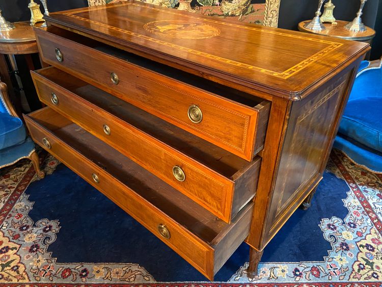 Grande cassettone Luigi XVI a 3 cassetti con decorazione a intarsio di scene antiche della fine del XVIII secolo.