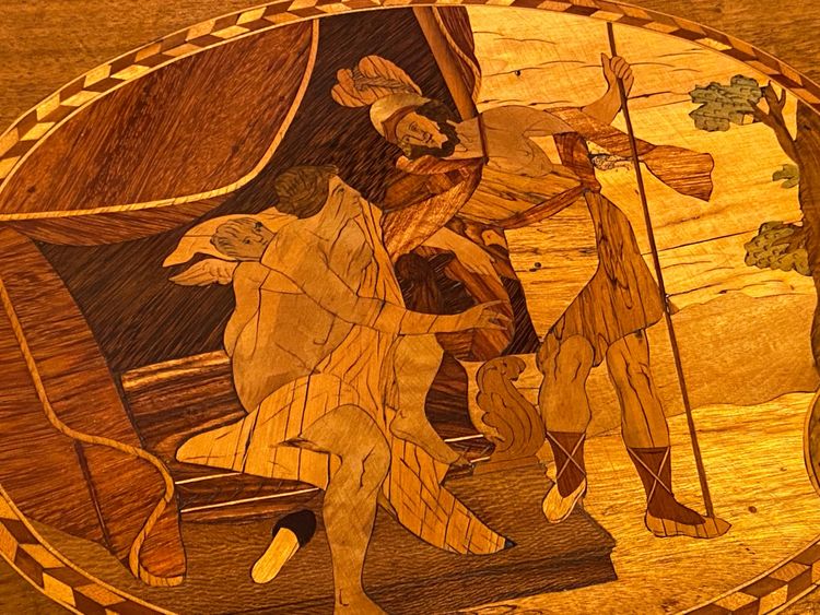 Grande cassettone Luigi XVI a 3 cassetti con decorazione a intarsio di scene antiche della fine del XVIII secolo.