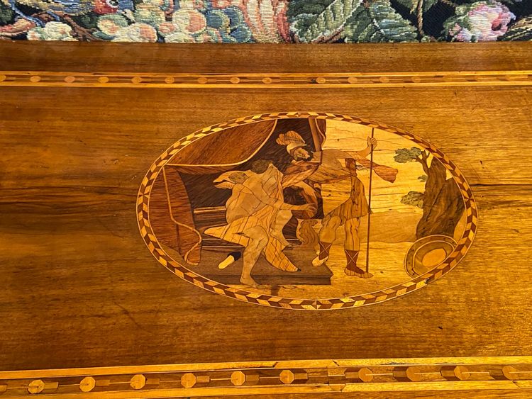 Grande cassettone Luigi XVI a 3 cassetti con decorazione a intarsio di scene antiche della fine del XVIII secolo.
