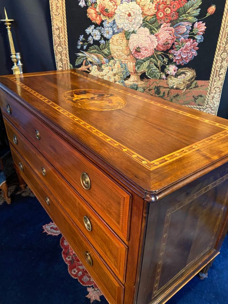 Grande cassettone Luigi XVI a 3 cassetti con decorazione a intarsio di scene antiche della fine del XVIII secolo.