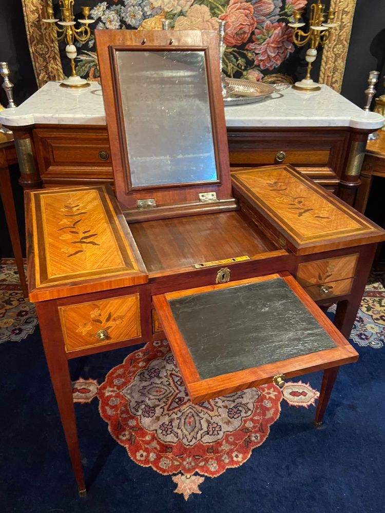 Frisierkommode aus dem 18. Jahrhundert mit Intarsiendekor Louis XVI