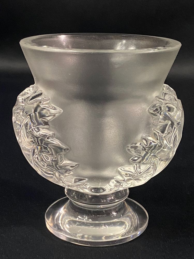 Vase on pedestal with foliage decoration signed LALIQUE Saint-Cloud possible pair